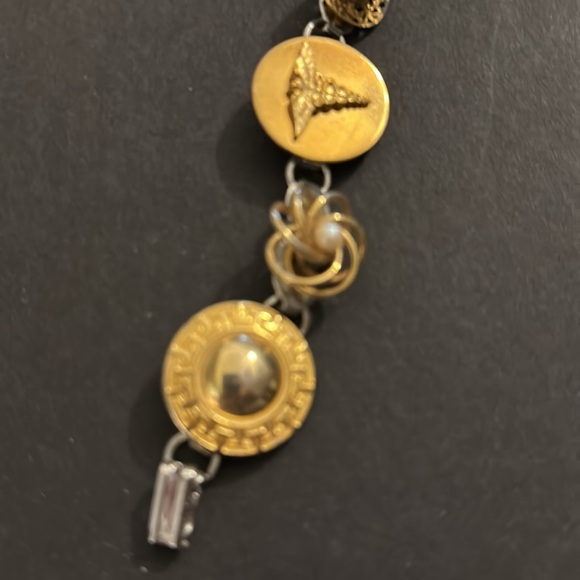 Beautiful Vintage button bracelet. Fits small wrist.  picture with measurement. - Picture 3 of 5